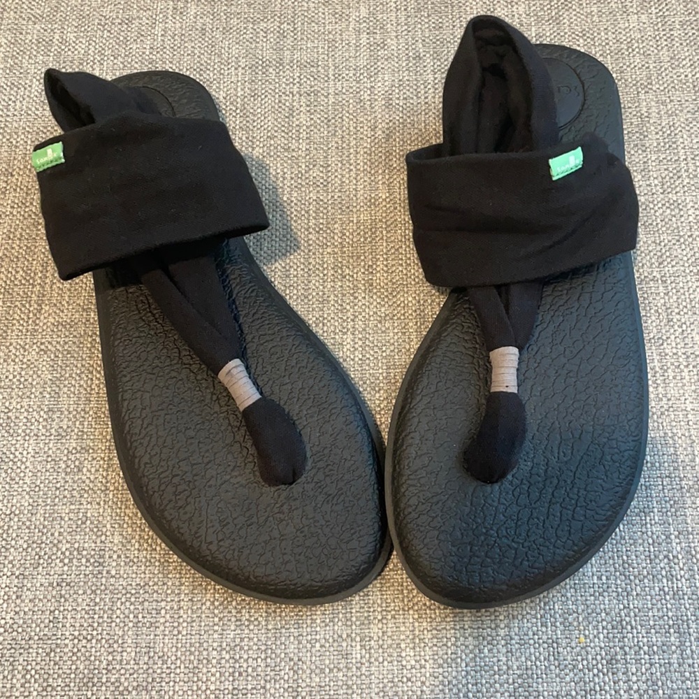 Like New! Sanuk black yoga sling sandals